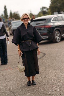 Ez a fekete felső a peplum hatást idézi meg a derék alatt elhelyezett övnek köszönhetően, amely éppen megfelelően karcsúsítja a bő szabású felsőt