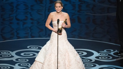 Hálóingben, smink nélkül vette át az Oscar-díjat egy színésznő - Íme a gála legemlékezetesebb ruhái