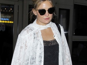 Kate Hudson nagyon szexi lábat villant