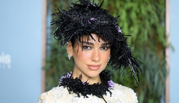 Egymásnak estek a rajongók Dua Lipa szettje miatt, az énekesnő talpig Chanelben érkezett a díjátadóra