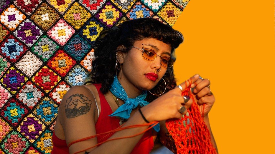 Hogyan lett a kötögetésből aktivizmus, vagyis a lázadás eszköze egy hagyományos női elfoglaltságból? Elmeséljük! 