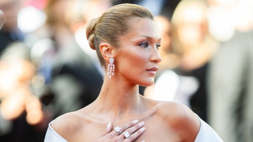 Bella Hadid meztelenfelsőben szabadította fel a melleit Cannes-ban, óriási feltűnést keltett