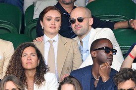 Olivia Cooke (Alicent Hightower): Az özvegy királynét játszó színésznő a produkción belül talált rá a szerelemre. Párja a sorozatban Leon Estermontot alakító Ralph Davis színész, akivel először a 2025-ös wimbledoni tenisztornán fotózták le félreérthetetlen, szerelmes pillanatokban. 