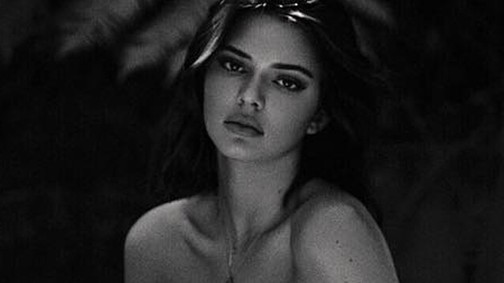 Kendall Jenner nagyon merész meztelen fotókat posztolt magáról Instagramon