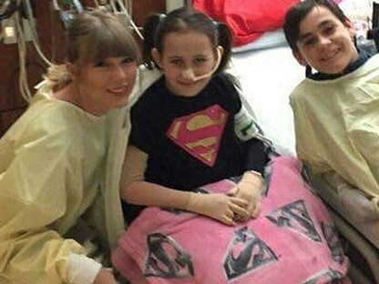 Taylor Swift olyan megható dolgot tett kórházban fekvő rajongójáért, hogy zokogni fogsz! 