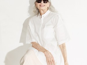 87 éves modell vagánykodik Vans cipőkben