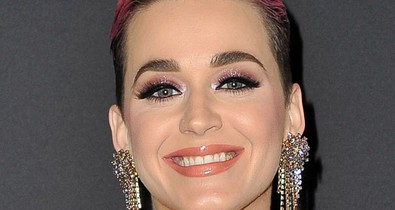 Atyaég! Katy Perry tiszta C-3PO ebben a szettben!