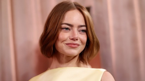 Emma Stone köldökig kivágott szettben ment az Oscar-jelöltek vacsorájára, melltartót sem viselt alatta