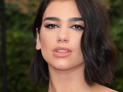 Dua Lipa ruhája majdnem egymillió forintot ér, mégis úgy néz ki benne, mint a kőkorszaki szaki