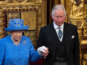 Károly király anyja halála után azonnal kirúgta a királynő legfőbb bizalmasát