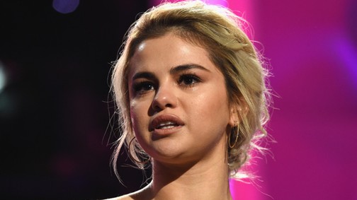 Megható! Selena Gomez sírva fakadt, megmentőjének ajánlotta a díját