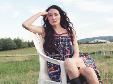 A Tomcsányi divatmárka és Eged Enikő közös kapszulakollekciója a slow living és népi motívumok jegyében