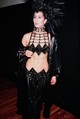 Cher, 1986, Oscar-gála: Miután az Akadémia kritizálta, hogy nem öltözik „komoly színésznőhöz” méltóan, miközben énekesi karrierje mellett, már a filmvilágban is bontogatja szárnyait, Cher egy teljesen átlátszó, fekete haspólós, hálós estélyiben és egy gigantikus, fekete kakastollas fejdíszben jelent meg. A kritikusok sokkot kaptak, a divattörténelem viszont az egyik legbátrabb Oscar-pillanatként jegyzi a sztár megjelenését.