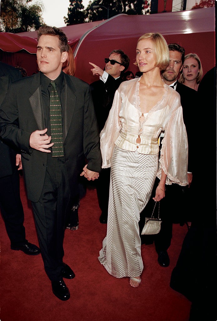 Az 1998-as Oscar-gála vörös szőnyegén egy hófehér meztelenruhában lopta el a show-t, ahol egykori szerelmével, Matt Dillon színésszel kéz a kézben vonultak végig a vörös szőnyegen.