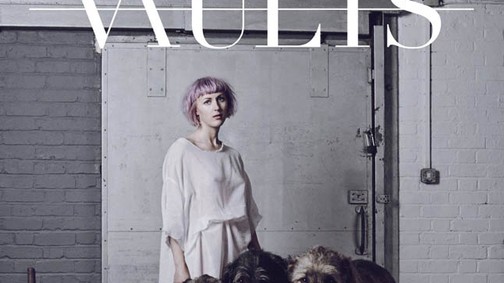 Csak egy szám: Hátborzongató és gyönyörű klip a Vaults-tól