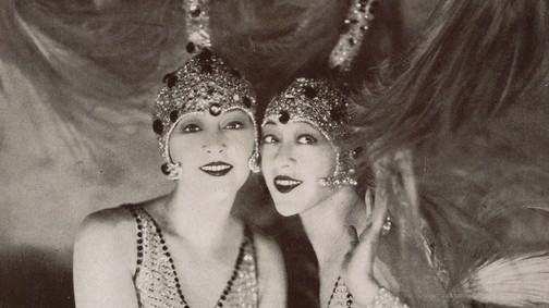 Vass Virág regénye elhozza a magyar származású Dolly ikrek igaz történetét a századelő fénykorából