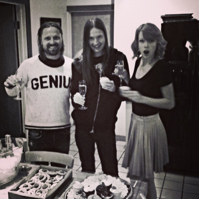 Taylor Swift a stúdióban töltötte a Valentin-napot, de munka mellett is jutott idő egy kis ünneplésre.