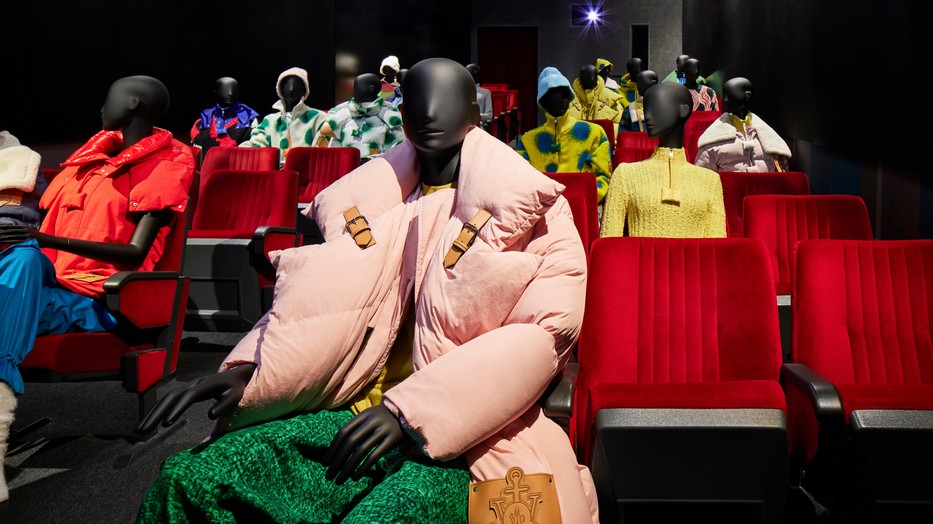 JW Anderson X Moncler 2022-es tavasz-nyári kollekciójának prezentációján megjelenik a hibrid divatvilág