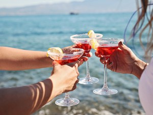 Megérkezett a koktél, ami kiütötte a trónjáról az Aperol Spritz közönségkedvencet: nem véletlenül rendeli most mindenki