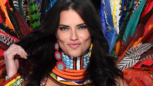 Adriana Lima bugyija olyan átlátszó volt, hogy fel se kellett volna vennie!