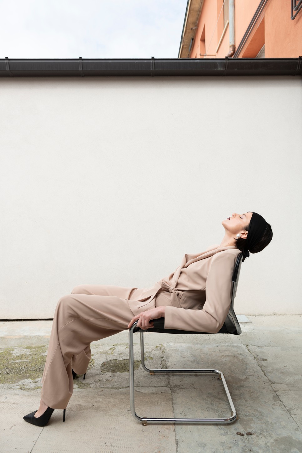 Öltöny KIKISIX, Hajpánt ZEGNA, Fülbevaló JIL SANDER, Cipő CASADEI