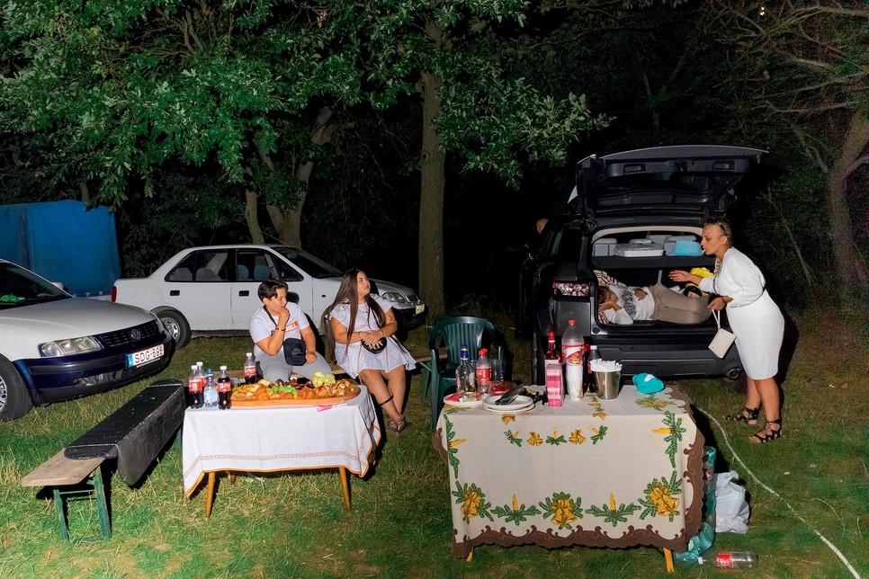 A fotográfus rengeteg képet csinált a Csatkán töltött két nap alatt, a fotókat spontán készítette, nem volt konkrét koncepció a fejében. Hagyta magát sodródni az eseményekkel, és élvezni a híres csatkai roma búcsú minden pillanatát