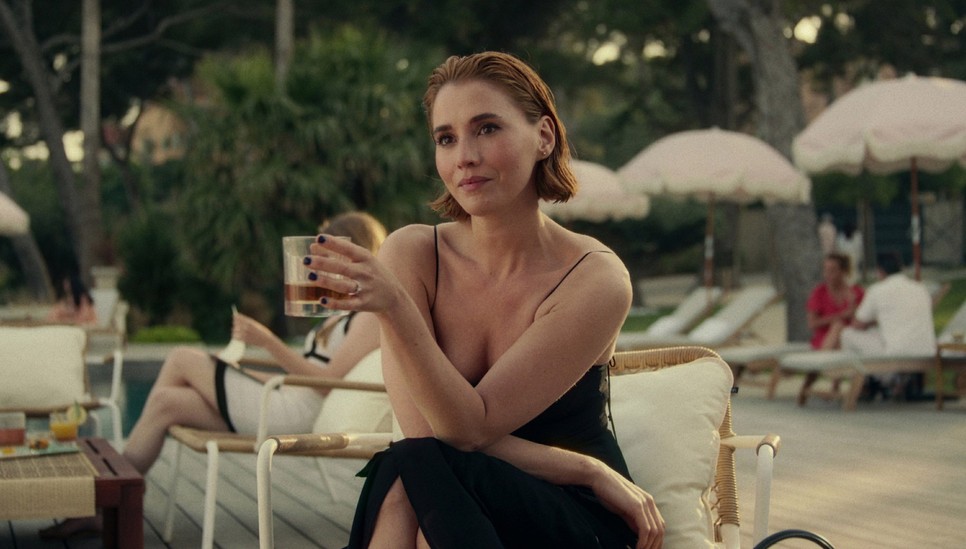 Anna tökéletesen beleillik az erotikus thrillerek 2D-s femme fatale karakterei közé