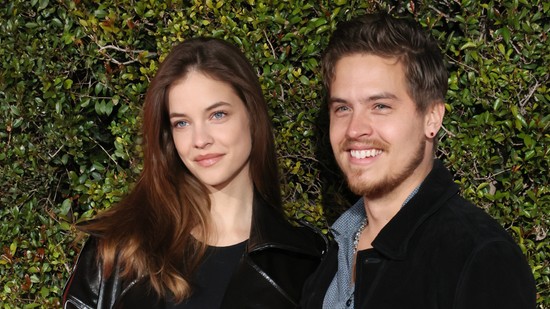 A legtermészetesebb pillanatban kapták lencsevégre Palvin Barbarát és Dylan Sprouse-t: íme a bizonyíték, hogy ugyanolyan emberek, mint bárki más