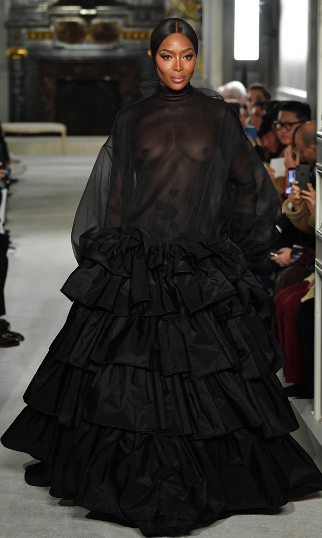 Felrobbant az internet: Naomi Campbell egy szál mellben vonult végig a kifutón