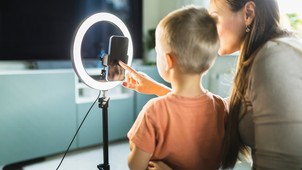 Kiskorúak, véleményvezérek és jobban keresnek, mint te - Ki a felelős influenszerré vált alfa generációért?