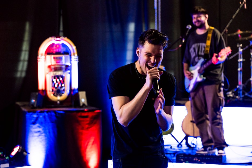 Valkusz Milán és Marics Peti többféle zenei feldolgozással és saját dallal készül a Red Bull Jukebox koncertre