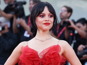 Ilyet még nem láttunk tőle: Jenna Ortega piros meztelenruhájában hercegnőként ragyogta be a vörös szőnyeget