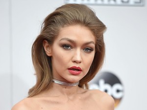 Őrjöng a közösségi média: Gigi Hadid a színpadon figurázta ki Melania Trumpot, nem kellett volna