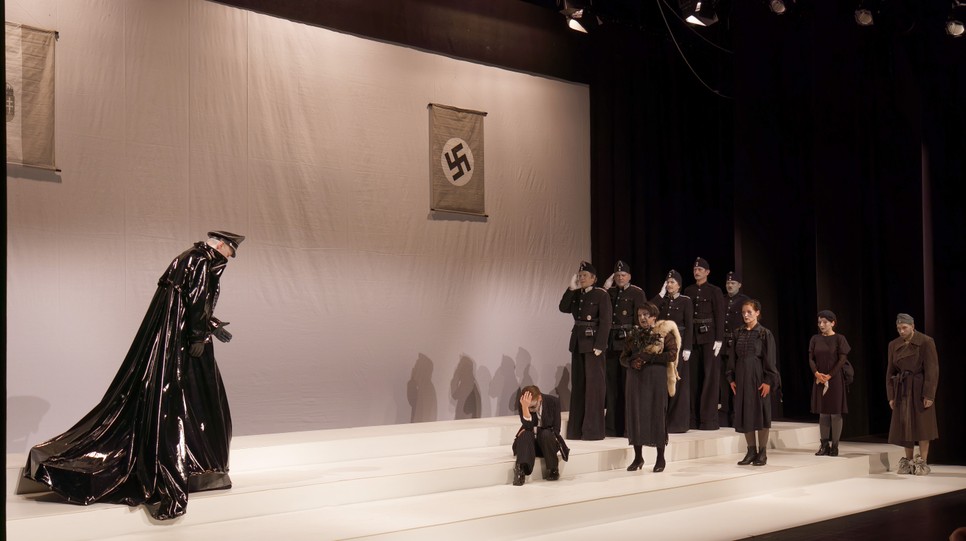 A több mint húsz évvel ezelőtt bemutatott Gyévuska a második világháború főtisztjei-, tisztjei-, honvédjei- és hozzátartozóik, valamint a munkaszolgálatosok története.