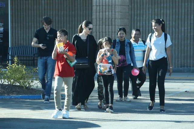 Ritka pillanat! Angelina Jolie mind a 6 gyerekét láthatod és még a szingli életről is nyilatkozott!