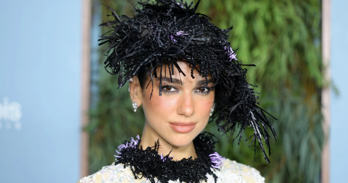 Egymásnak estek a rajongók Dua Lipa szettje miatt, az énekesnő talpig Chanelben érkezett a díjátadóra