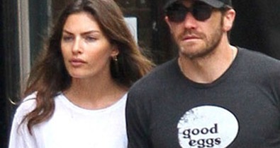 Jake Gyllenhaal is bombázó testű modellel jár