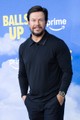 3. Mark Wahlberg. Becsült nettó vagyona:400 millió dollár, összes bevétele 2025-ben: 44 millió dollár. A színész az Apple TV és a Prime Video platformokon megjelenő nagy streaming- és filmprojektekkel biztosította helyét a legjobban keresők között. A színészi munkán túl bevételeit növelik produceri vállalkozásai, valamint éttermekbe és életmódmárkákba történő üzleti befektetései is.