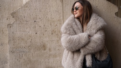 Szőrme kabát és sportcipő: Komáromy Csillu ma a kedvenc szettjében tündököl