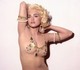 Madonna ebben a trendben is az úttörők között, 1993-as ikonikus fotóján Marilyn Monroe-t idézi a köves cicidíszben