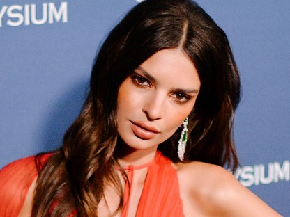 Meg sem lepődünk: Emily Ratajkowski átlátszó piros ruhában lépett a vörös szőnyegre