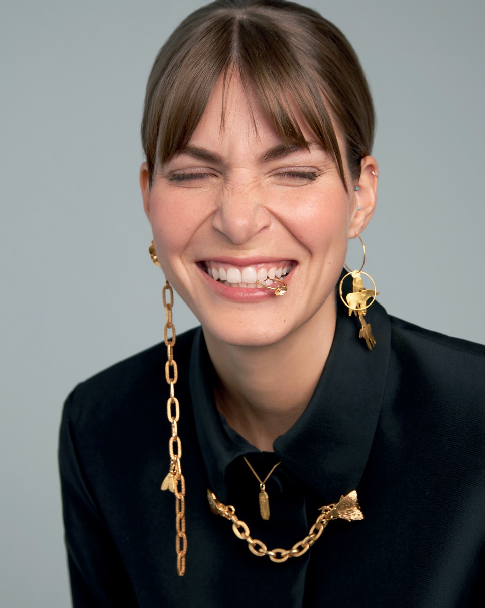 Szmokingkabát, hosszú láncos fülbevaló és láncos gallérdísz H & M CONSCIOUS EXCLUSIVE 31 995 Ft, 7994 Ft, 7995 Ft | Karika fülbevaló APRÉS SKI – The Garden Studio 41 200 Ft | Virágos gyűrű és medálos nyaklánc THE MAMA KIN 9900 Ft, 15 900 Ft