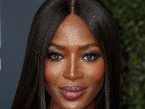 Naomi Campbellel egyszerűen nem telik az idő, simán elhinnénk, hogy húszas éveiben jár