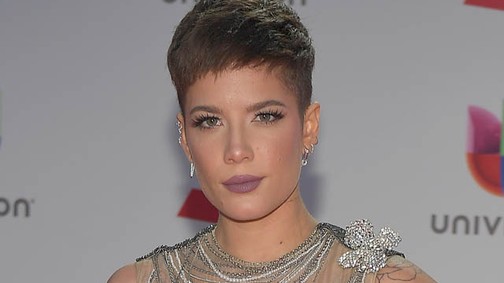 Halsey mellbimbója kiböki a szemünket - pucér fotók az énekesnőről