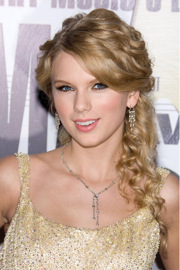 Egy 2007-es díjátadó alkalmával azzal dobta fel göndör frizuráját, hogy a tetejét feltűzte.