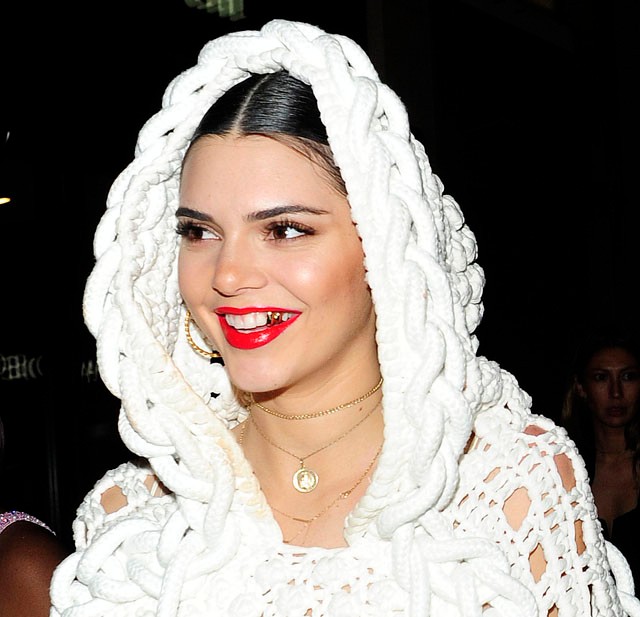 Kendall Jenner aranyfoga