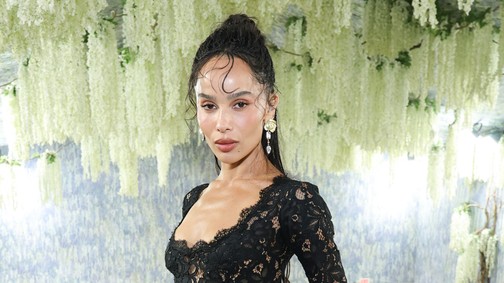 Zoë Kravitz testét csak áttetsző csipke borítja, káprázatos meztelenruhában érkezett a Met-gálára