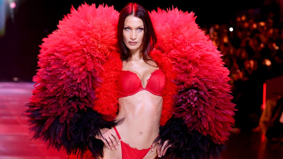 Bella Hadid tetőtől talpig pirosban ragyogott a Victoria's Secret kifutóján