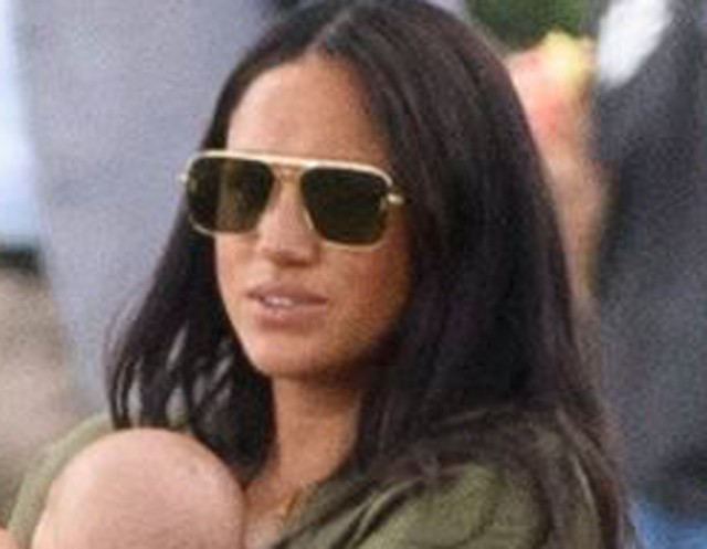 Elolvadsz: Meghan Markle váratlanul a kis Archie-val a karján jelent meg a lovaspóló meccsen