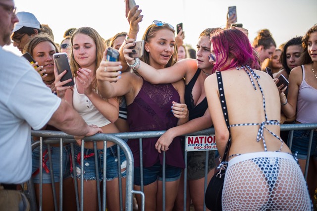 Bella Thorne falatnyi bikiniben villant és rajongókkal pózol